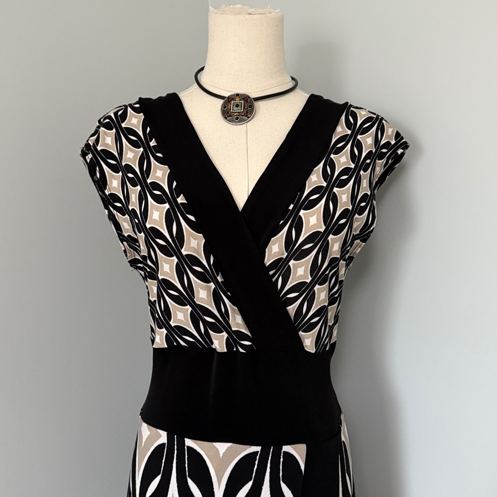 Le Château Geometric Maxi Dress – Size M,made in Canada for vacation or everyday - Picture 4 of 8
